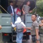 Para pelajar yang ketahuan nongkrong saat diangkut ke truk untuk dibawa ke kantor Satpol PP. foto: suwandi/ BANGSAONLINE