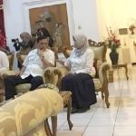 Menteri Koordinator Kemaritiman RI Luhut Binsar Pandjaitan saat bersama Bupati Kediri Haryanti Sutrisno di Pendopo Kabupaten Kediri. foto: Arif Kurniawan/ BANGSAONLINE