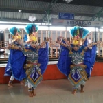 Aksi para penari cilik di Stasiun Sidoarjo.