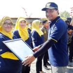 Bupati Pasuruan HM Irsyad Yusuf SE MMA memberikan penghargaan kepada insan kesehatan. 