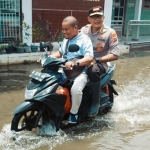 Kapolresta Sidoarjo yang baru, Kombes Pol Sumardji, turun melakukan peninjauan ke wilayah terdampak banjir di Tanggulangin dibonceng wartawan BANGSAONLINE.com Catur 