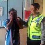 Pelaku saat diamankan di Mapolsek Purwoasri Kabupaten Kediri. foto: arif kurniawan/BANGSAONLINE