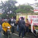 Warga empat desa saat akan demo ke  kantor PT Semen Gresik.
syuhud/BANGSAONLINE
