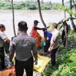 Jenazah di sungai Porong sedang dievakuasi.