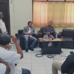 M Syuhud Almanfaluty (kanan) bersama Miftahul Arif saat FGD UHC. Foto: Ist.