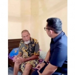 Pj Wali Kota Mojokerto, Moh Ali Kuncoro, saat menyapa lansia kurang mampu.