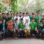 Pengurus dan kader PPP Gresik foto bersama usai rapat konsolidasi untuk pemenangan Gus Yani-Bu Min. foto: ist.