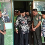Pangdam V Brawijaya Mayor Jenderal TNI R. Wisnoe Prasetja Boedi berbincang dengan KH. Robbach Ma
