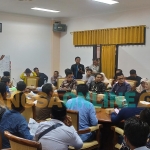 Pertemuan Asosiasi Peduli Petani Sampang (APPS) dengan Disperta KP Sampang, KPPP, dan pihak kios di ruang komisi besar DPRD. Foto: MUTAMMIM/ BANGSAONLINE