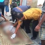 Petugas dibantu warga saat mengevakuasi korban yang terjatuh dari menara Masjid Al Alwi, Desa Gogorante, Kecamatan Ngasem, Kabupaten Kediri. Foto: Ist