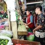 Ditreskrimsus Satgas Pangan Polda Jatim saat memantau harga sembako di pasar.