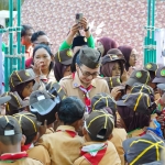  Ketua Kwartir Cabang Pramuka Kabupaten Kediri Eriani Annisa Hanindhito saat menyelami para peserta pesta siaga. (Ist). 