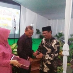 Bupati Tuban saat memberikan salam perpisahan kepada mantan Dandim.