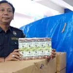 Kepala Seksi Kepatuhan Internal dan Penyuluhan Bea Cukai Madura, Andru Iedwan Permadi, saat menunjukkan barang bukti rokok ilegal.