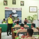 Satlantas Polres Pacitan saat memberikan sosialisasi terkait safety riding.