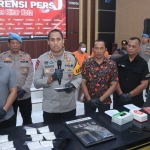 Kapolres Blitar Kota, AKBP Titus Yudho Uly, saat gelar konferensi pers dan menunjukkan barang bukti pencurian motor di belakang markas TNI Kota Blitar. Foto: Ist.