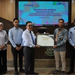 Kajari Tuban, Imam Sutopo saat menyerahkan laporan penyelamatan aset kepada Pimpinan Cabang Perum Bulog Bojonegoro, Ferdian Dharma Atmaja di aula Kejari Tuban,