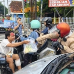 Satlantas Polres Blitar Kota membagikan sayur sembari memberikan edukasi ilustrasi korban kecelakaan. (Ist)