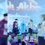 Gubernur Khofifah saat menyapa masyarakat Jawa Timur yang hadir dalam acara Tabligh Akbar Ramadhan 1.444 Hijriyah di Masjid Nasional Al-Akbar Surabaya.