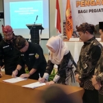 Ketua Bawaslu Kabupaten Kediri dan Ketua Dewan Kesenian Kabupaten Kediri, saat menandatangani MoU.