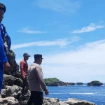 Petugas saat mencari pemancing yang diduga Hilang di Pantai Peh Pulo, Desa Sumbersih, Kecamatan Panggungrejo, Kabupaten Blitar.