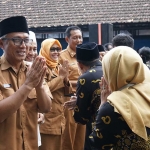 Gus Qowim dan jajaran saat bersalaman dengan ASN beserta staf di Kecamatan Kota. Foto: Ist