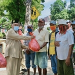 Kemenag Kabupaten Tuban sedang membagikan daging kurban kepada para tukang becak, kaum duafa, serta keluarga ASN.