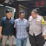 Petugas Polsek Kunjang saat membawa pelaku penusukan ibu kandungnya