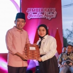 Bupati Jember saat menyerahkan SK PPPK.
