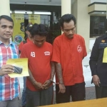 Dua tersangka jambret saat dirilis di Mapolrestabes Surabaya.