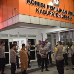 Wakapolres Gresik, Kompol Danu Anandita Kuncoro Putro bersama anggota saat patroli di kantor KPU Gresik. Foto: Ist.
