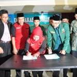 DEKLARASI. Ketua DPC PKB Gresik, Jazilul Fawaid dan Ketua DPC PDIP Gresik Siti Muafiyah meneken MoU dalam deklarasi koalisi Jo-Bang, kemarin. foto : much shopii/BANGSAONLINE