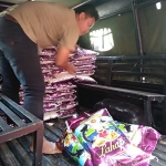 Lebih dari 100 sak beras ukuran 10 kg disiapkan oleh Dinsos Kota Malang, Selasa (17/09). Beras itu bagian dari paket bingkisan rutin yang diberikan sebulan sekali kepada lansia dan penyandang Difabel di Kota Malang. foto: Iwan Irawan/ BANGSAONLINE