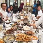 Wali Kota Risma saat mengawali pertemuan di meja makan bersama Gubernur Jatim Terpilih Khofifah Indar Parawansa, sambil membicarakan pembangunan Kota Surabaya dan Jawa Timur ke depan. foto: ist