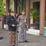 Sekdakab Trenggalek, Edy Supriyanto, saat memimpin upacara peringatan Hardiknas atau Hari Pendidikan Nasional 2025.