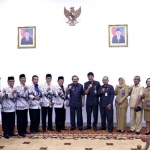 Gubernur Jawa Timur foto bersama usai audiensi dengan Pengurus PGRI Provinsi Jawa Timur di Gedung Negara Grahadi, Senin (30/7).