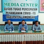 Ketua Gugus Tugas Percepatan Penanganan Covid 19 Kabupaten Lamongan Yuhronur Efendi (tengah), saat jumpa pers.