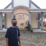 Pendeta Agus Supriyanto saat berdiri di depan GKJW Purwoasri, Kabupaten Kediri. (foto: MUJI HARJITA/ BANGSAONLINE)