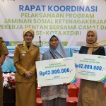 Wali Kota Kediri bersama penerima santunan jaminan kematian. Foto: Ist