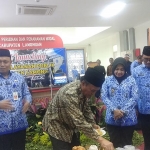 Bupati Fadeli memotong tumpeng tanda diresmikannya MPP.