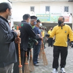 Kapolres Kediri Kota AKBP Wahyudi (kaos kuning) saat memimpin kegiatan bakti sosial di Masjid Aulia Setono Gedong, Kota Kediri. (foto: ist)