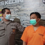 AA (20), warga Banjaran, Kecamatan Kota, Kota Kediri, tersangka penggelapan saat diamankan di Mapolsek Pare. Foto: Ist.