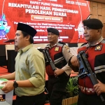 Pengawalan hasil rapat pleno penghitungan suara di KPU Kota Madiun.