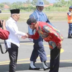 Bupati Sumenep, Achmad Fauzi, ketika menyambut kedatangan Wakil Presiden RI, Ma