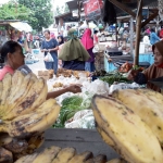 Pedagang dan pembeli di Pasar Sumberjo, masih kedapatan tidak memakai masker. foto: MUJI HARJITA/ BANGSAONLINE