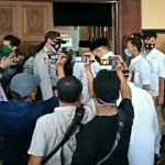 Wartawan tak bisa masuk ruang rapat Paripurna DPRD Kabupaten Malang, lokasi pengundian nomor urut paslon. 