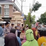 Warga saat antre mendapatkan takjil gratis dari Polres Pamekasan.