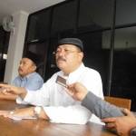 DR. H. Andi Jamaro Dulung, M.Si saat memberikan keterangan terkait munas alim ulama. (foto: rony suhartomo/BANGSAONLINE)