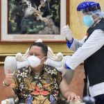 Plt. Wali Kota Whisnu dan Forpimda Surabaya disuntik vaksin tahap dua di Lobby Lantai 2 Balai Kota Surabaya, Jumat (29/1/2021).