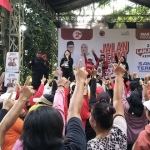 Mbak Cicha saat menyapa warga di Kecamatan Pagu, Kediri. Foto: Muji Harjita/BANGSAONLINE